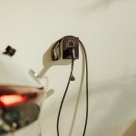 Elbil ansluten till en laddbox på en vägg
